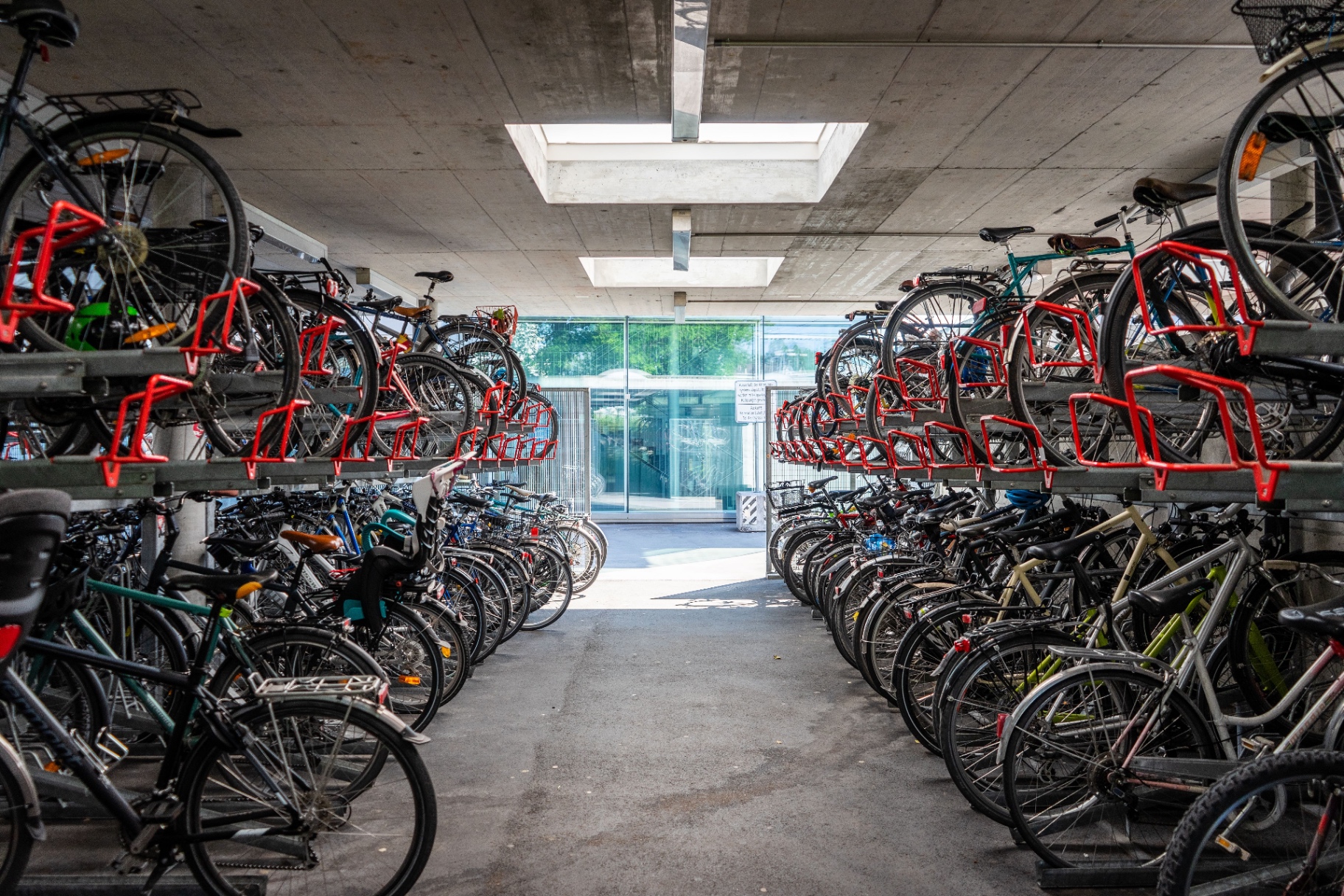 Überdachte Doppelstock-Fahrradabstellanlage mit vielen abgestellten Fahrrädern